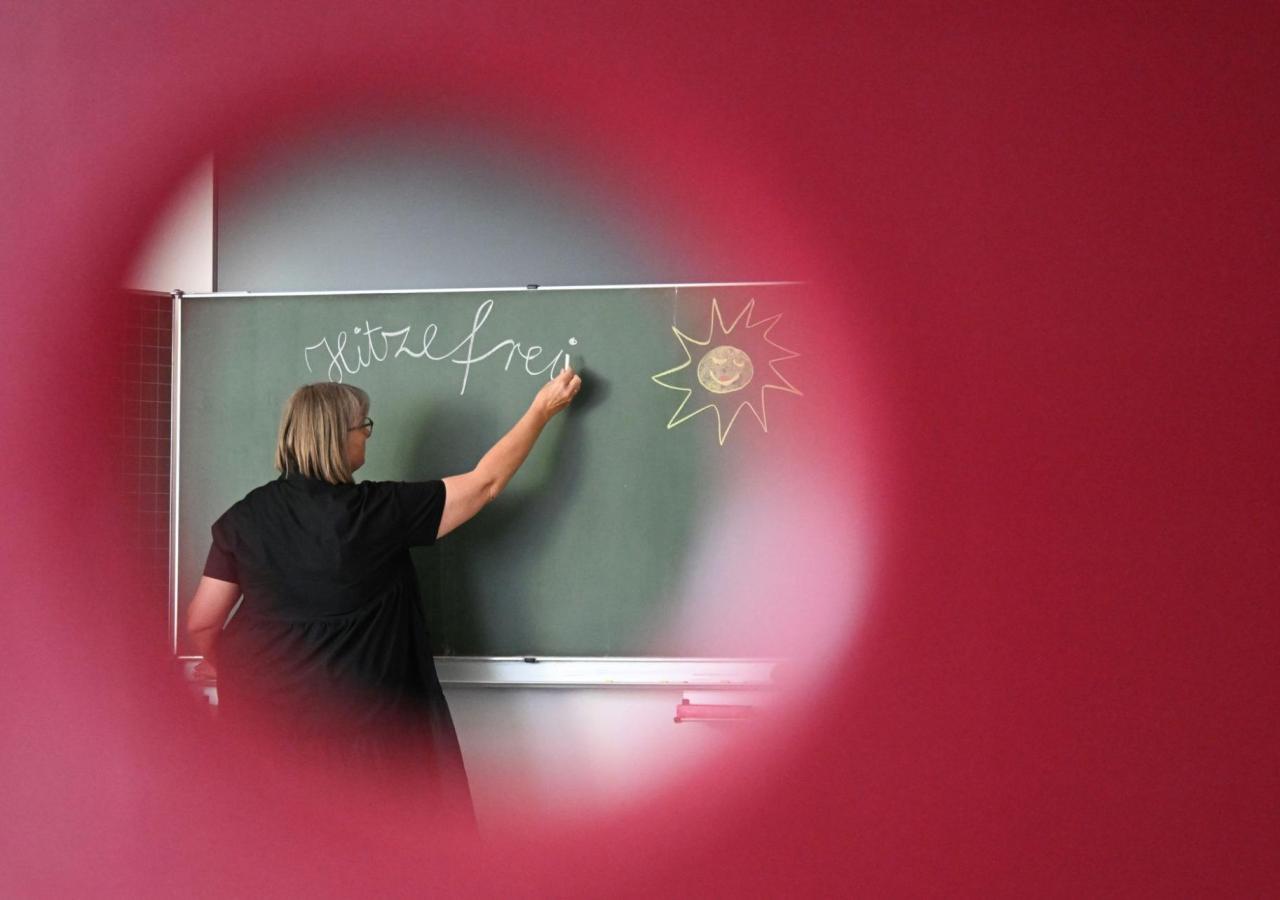 Lehrerin schreibt "Hitzefrei" an die Tafel