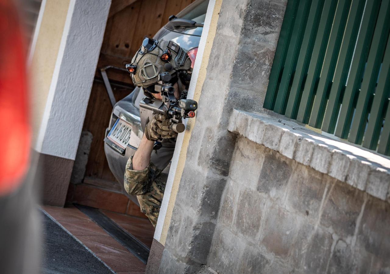 Soldat in Hauseinfahrt