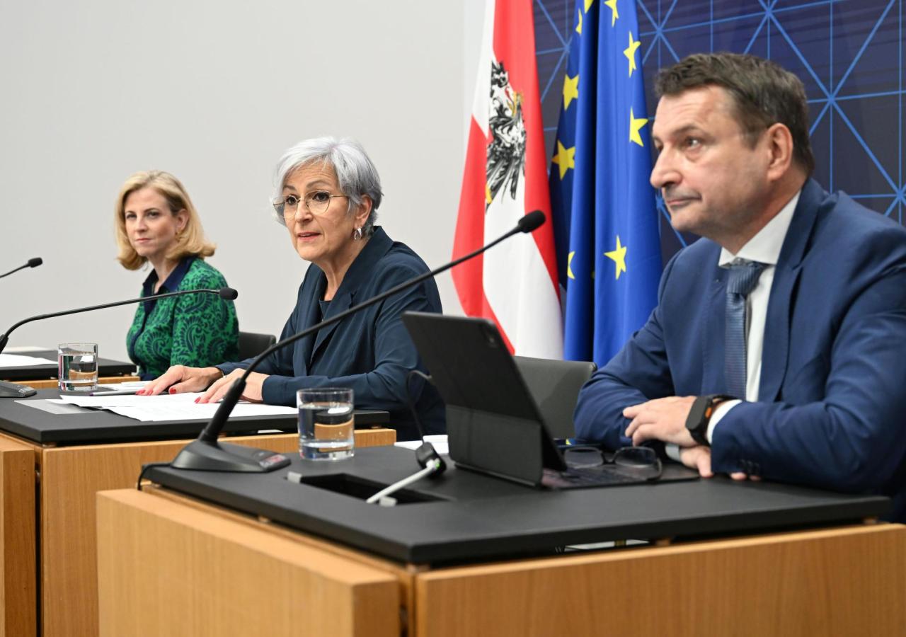 Beate Meinl-Reisinger, Anna Sporrer und Klaus Fürlinger bei der Präsentation der Regierungspläne