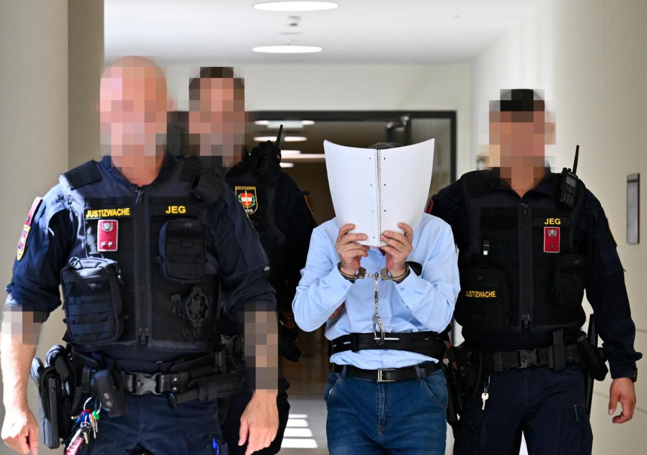 Khaled H. wird von Justizwachebeamten zur Verhandlung geführt. 