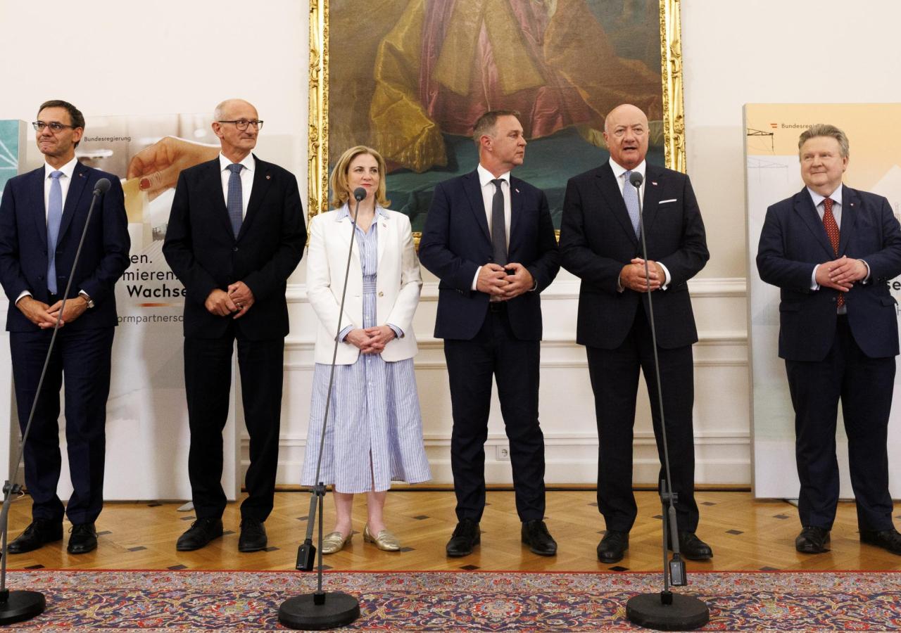 LH Markus Wallner, LH Anton Mattle, Außenministerin Beate Meinl-Reisinger, Vizekanzler Andreas Babler, Bundeskanzler Christian Stocker und Städtebundpräsident Michael Ludwig