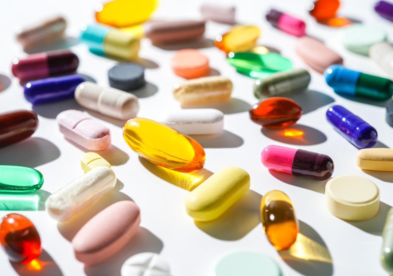 Eine Auswahl von Tabletten in unterschiedlichen Formen und Farben.