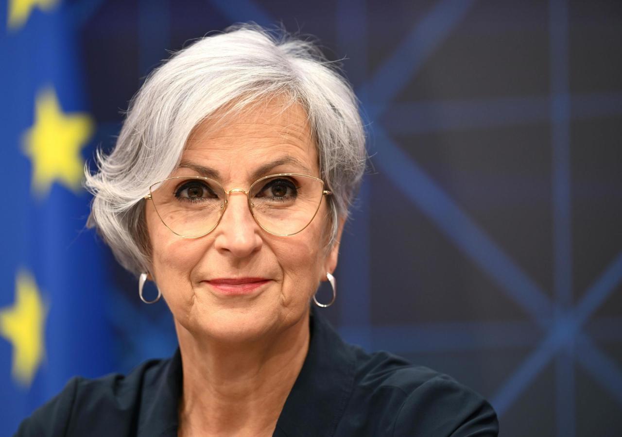 Eine Frau, Justizministerin Anna Sporrer, vor einer EU-Flagge