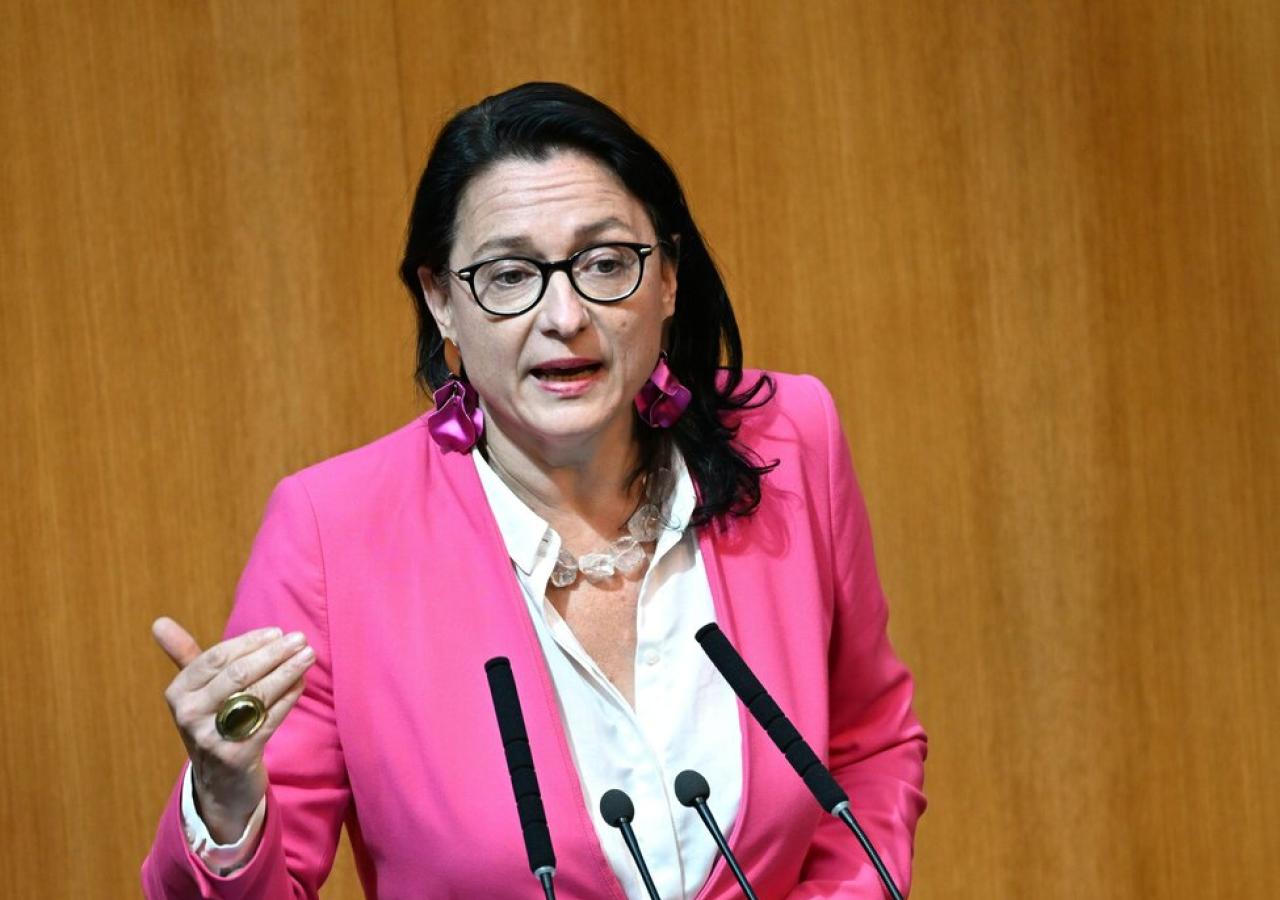 Nationalrätin Gudrun Kugler im Parlament bei einer Rede