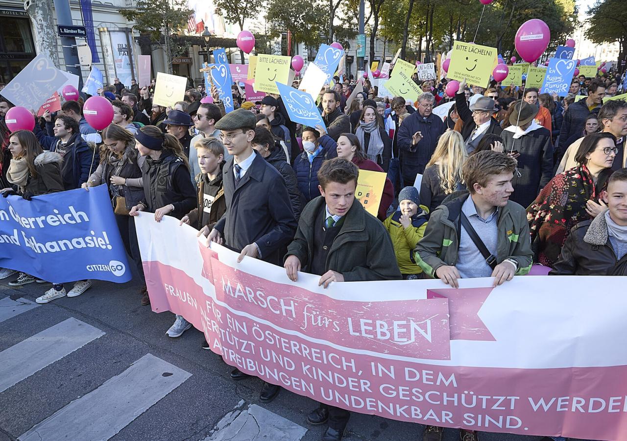 Demonstrationen des "Marsch fürs Leben" in Wien: Personen halten ein Banner mit dem Schriftzug "Marsch fürs Leben" hoch.