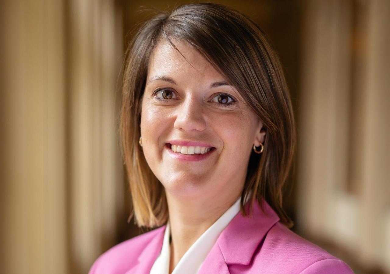 Elena Haslinger schaut direkt in die Kamera