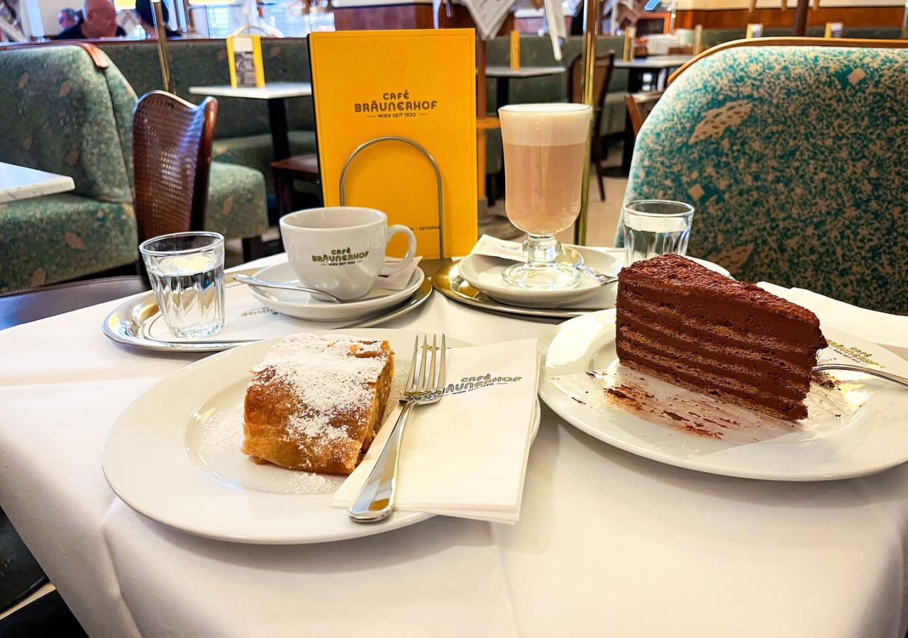 Das Bild zeigt einen Apfelstrudel, eine Bräunerhof-Torte, einen Espresso und einen Cafe Latte