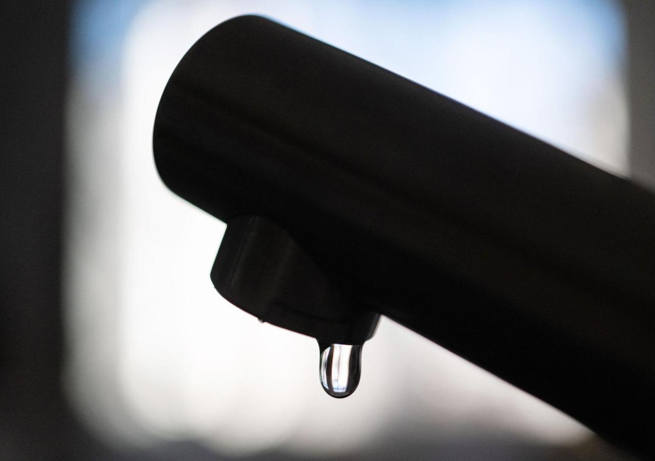 Wasserhahn mit Tropfen