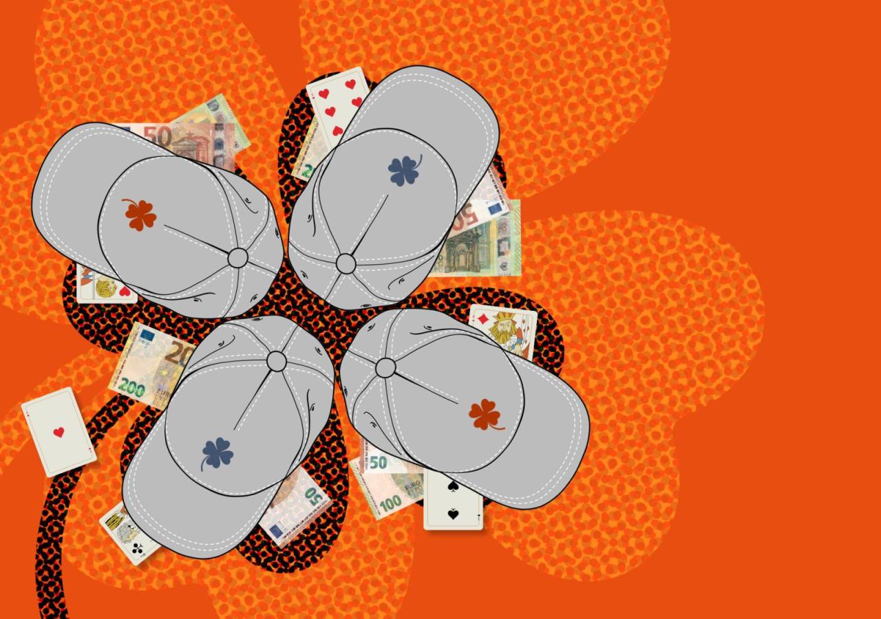 Vier Kappen mit einem Kleeblatt auf der Vorderseite liegen über Geldscheinen und Pokerkarten. Das Kleeblatt ist das Logo des Glücksspielunternehmens Soft2bet