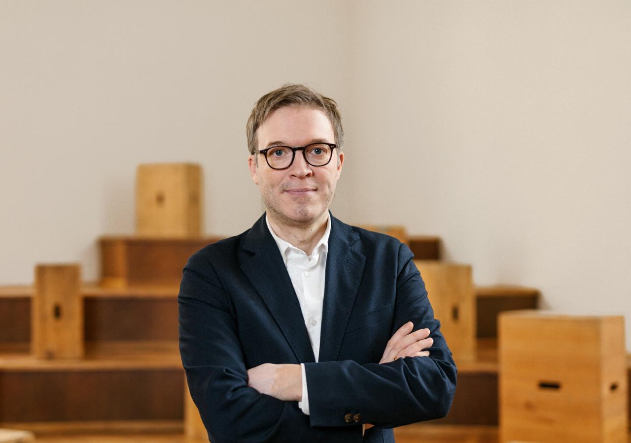 Johan Harle trägt Brille und Sakko
