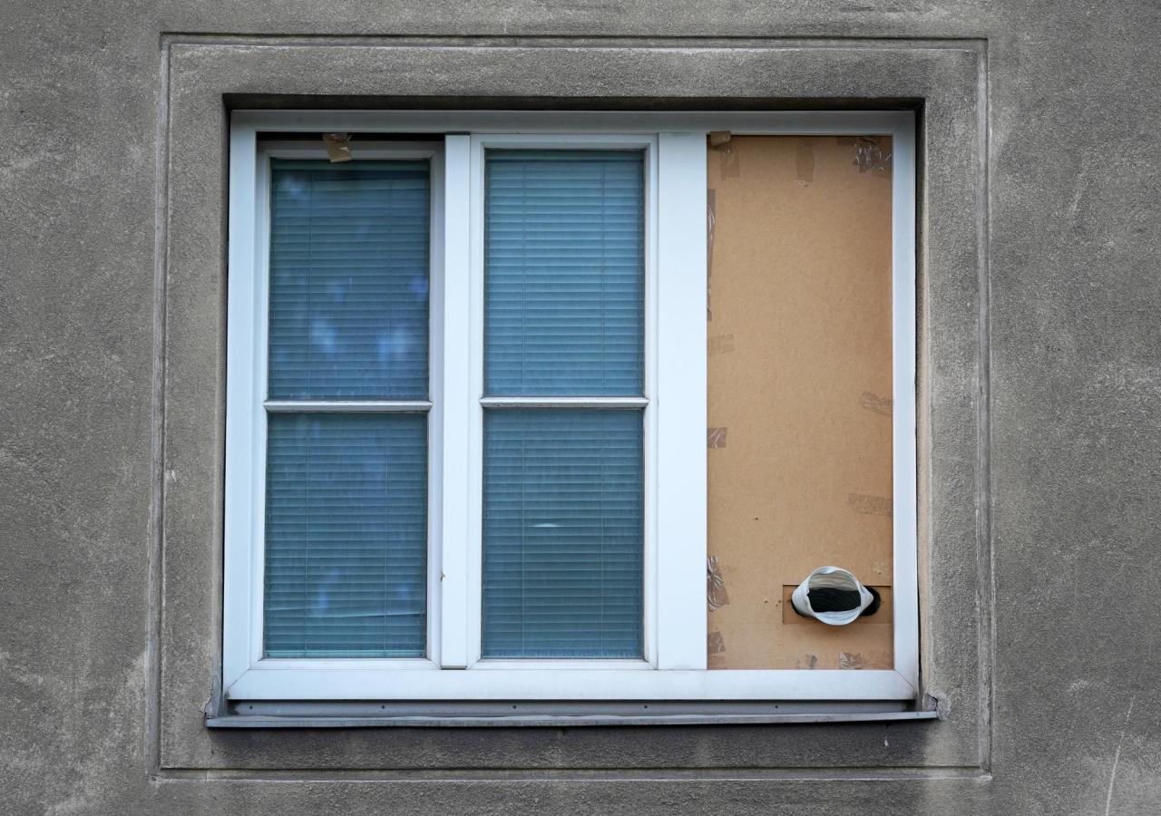 Eine mobile Klimaanlage von Außen, der Schlauch hängt aus dem Fenster