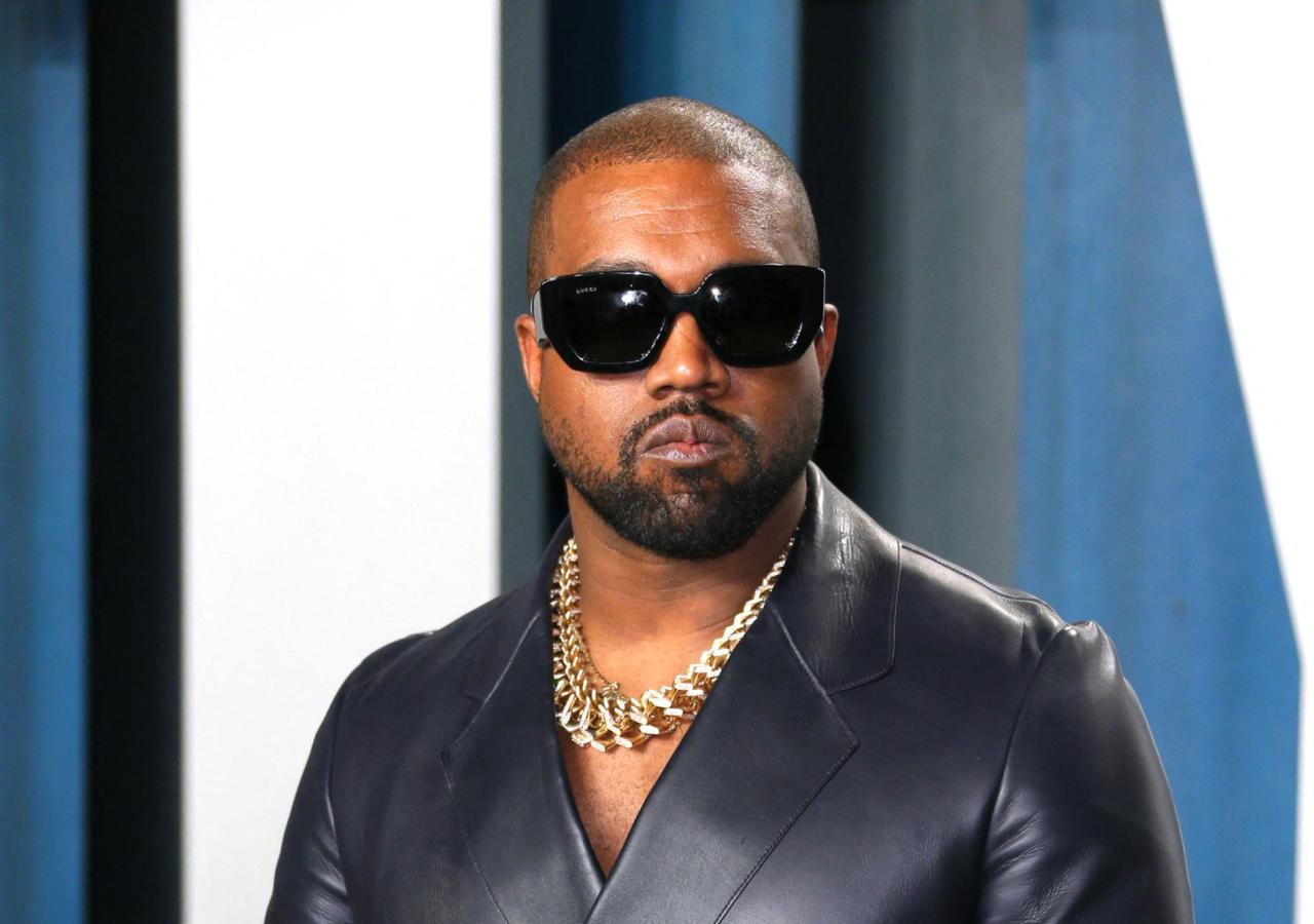 Der US-Rapper Kanye West mit Sonnenbrille und Goldkette 2020 auf einer Fashion-Show 