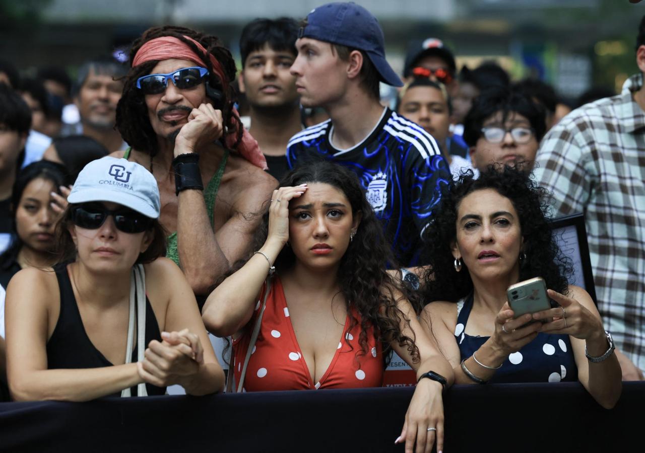 Fans beim Spiel Argentinien gegen England. Sie haben einen verwunderten Gesichtsausdruck.