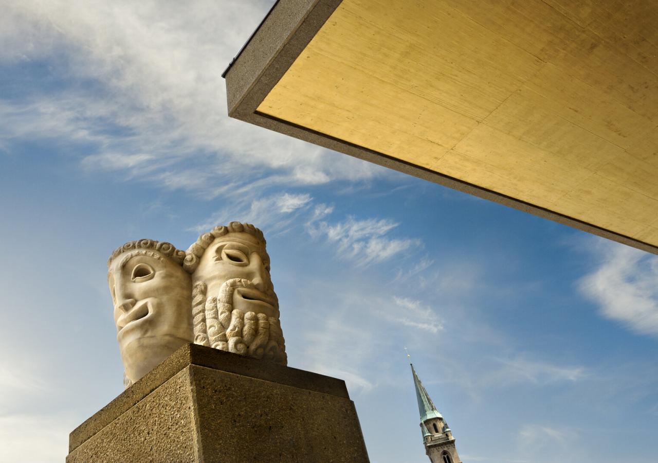 Theatermasken als Skulptur vor dem Großen Festspielhaus in Salzburg