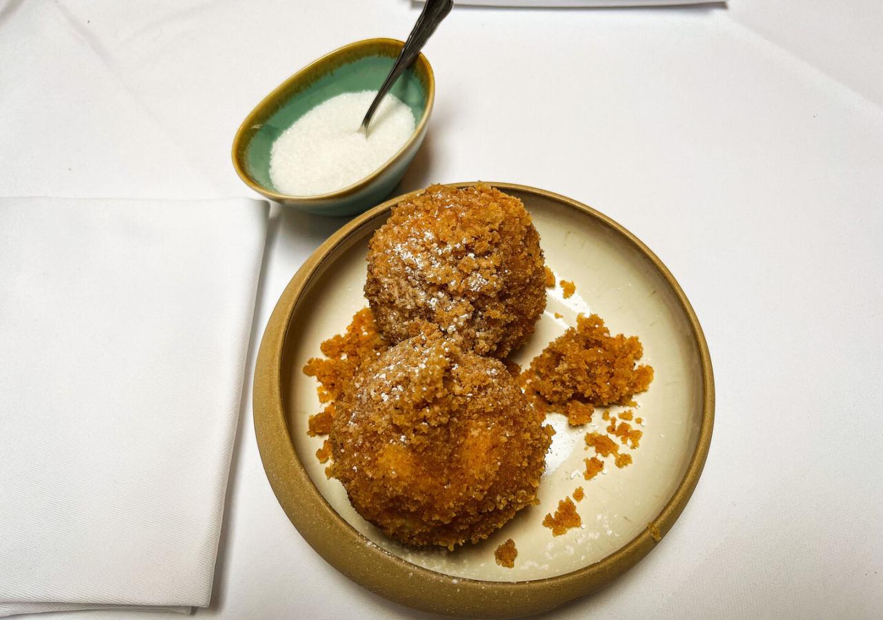 Das Bild zeigt zwei Marillenknödel
