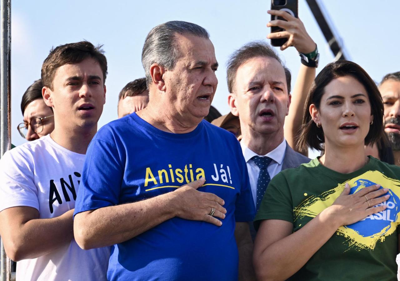 Michelle Bolsonaro (rechts) hält sich umgeben von Anhängern eine Hand auf die Brust.