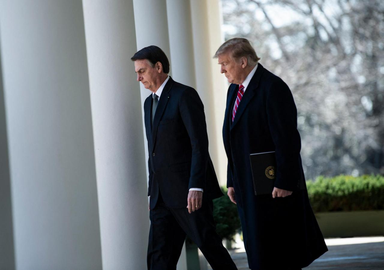 Trump und Jair Bolsonaro gehen auf der Veranda des Weißen Haus.