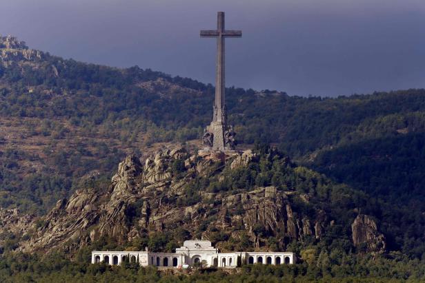 Das Bild zeigt einen Gesamtüberblick über das Mausoleum Valle de los Caidos (Tal der Gefallenen) in San Lorenzo del Escorial während der Exhumierung des spanischen Diktators Francisco Franco. Spanien hat die Überreste des Diktators Francisco Franco aus d
