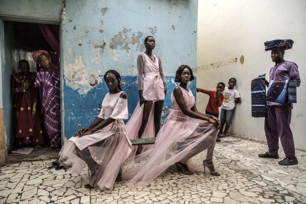 Gewinner in der Kategorie "Portraits - Singles": "Dakar Fashion". Das Bild zeigt die - von neugierigen Blicken gemusterten - Models Diarra Ndiaye, Ndeye Fatou Mbaye and Mariza Sakho mit Outfits von Desginerin Adama Paris in der sengalesischen Hauptstadt D