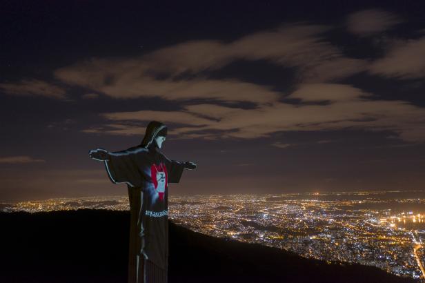 Die Christusstatue in Rio de Janeiro wird mit einer Gesichtsmaske beleuchtet, die die Gesellschaft auffordert, sie zu tragen, um die Ausbreitung des neuartigen Coronavirus zu verhindern. Die Christusstatue in Rio de Janeiro wird mit einer Gesichtsmaske beleuchtet, die die Gesellschaft auffordert, sie zu tragen, um die Ausbreitung des neuartigen Coronavirus zu verhindern.