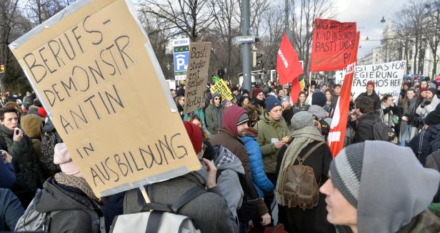 Demonstration gegen die neue ÖVP/FPÖ-Regierung vor dem Parlament am Montag, 18. Dezember 2017, in Wien