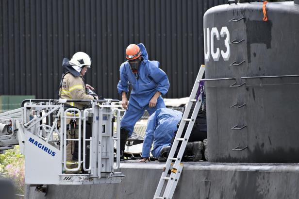 Polizisten untersuchen das U-Boot von Peter Madsen Polizisten untersuchen das U-Boot von Peter Madsen