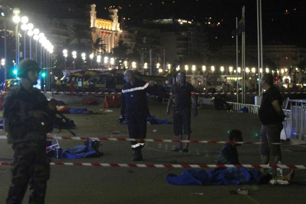 Der Attentäter raste in die Menge auf der Strandpromenade Der Attentäter raste in die Menge auf der Strandpromenade