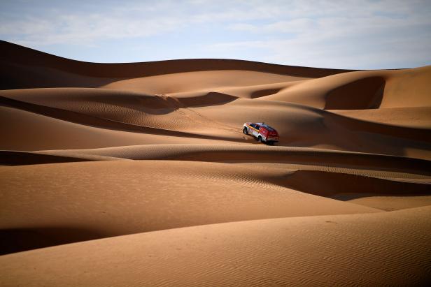 Dakar-Rallye-Manager des Roadbooks Pablo Eli und Sportkoordinator Edo Mossi fahren in Saudi-Arabien während des Auftakts für die nächste Dakar 2020, die am 5. Jänner in Jeddah beginnt und bis zum 17. Jänner läuft.