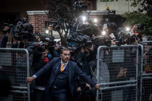 World Press Photo Contest 2019 Gewinner in der Kategorie "General News - Singles": "The Disappearance of Jamal Kashoggi". Ein unbekannter Mann versucht, Pressevertreter vor dem saudi-arabischen Konsulat in Istanbul zurückzuhalten. Der kritische Journalist Jamal Khashoggi war am 2. Okto