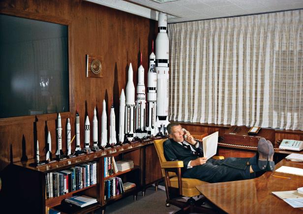 Techniker Wernher von Braun. Unter den Nazis hatte der Fan von Jules Vernegrausame Vernichtungswaffen gebaut, dank seiner Entwicklungen schafften die Amerikaner den Sprung ins Weltall. Techniker Wernher von Braun. Unter den Nazis hatte der Fan von Jules Vernegrausame Vernichtungswaffen gebaut, dank seiner Entwicklungen schafften die Amerikaner den Sprung ins Weltall.