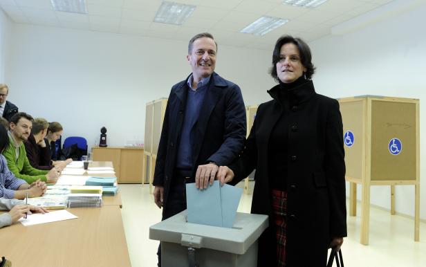 Der Wiener ÖVP-Chef Manfred Juraczka und seine Frau während ihrer Stimmabgabe im Rahmen der Gemeinderats- und Landtagswahl in Wien. 