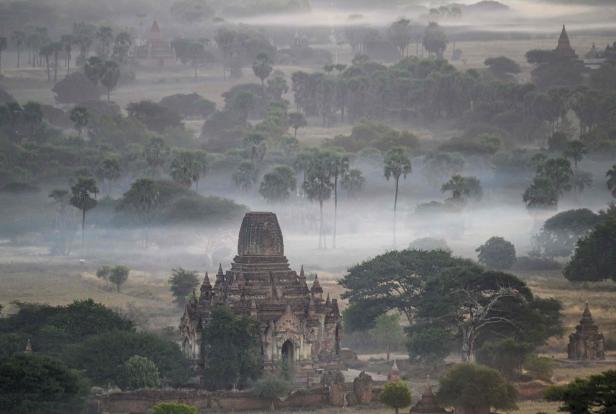 Dieses Foto zeigt eine Luftaufnahme der Tempel von Bagan/MYANMAR, einer antiken Stadt und einer UNESCO-Welterbestätte. Dieses Foto zeigt eine Luftaufnahme der Tempel von Bagan/MYANMAR, einer antiken Stadt und einer UNESCO-Welterbestätte.