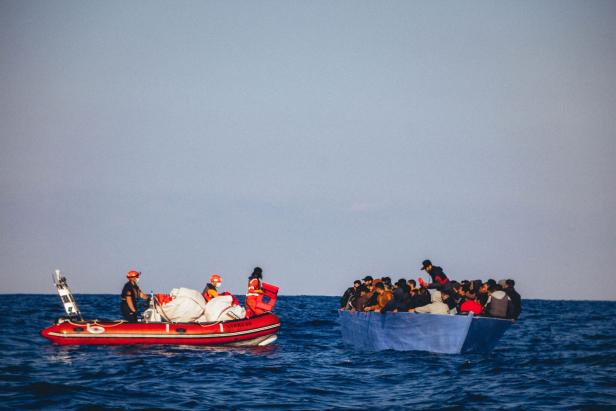 Ein Handout-Bild, das von der deutschen Migrantenrettungs-NGO Sea-Eye veröffentlicht und am 6. April 2020 aufgenommen wurde, zeigt Mitglieder der NGO auf einem Gummiboot während einer Operation zur Rettung von Menschen aus einem kleinen Holzboot in Not vo Ein Handout-Bild, das von der deutschen Migrantenrettungs-NGO Sea-Eye veröffentlicht und am 6. April 2020 aufgenommen wurde, zeigt Mitglieder der NGO auf einem Gummiboot während einer Operation zur Rettung von Menschen aus einem kleinen Holzboot in Not vo