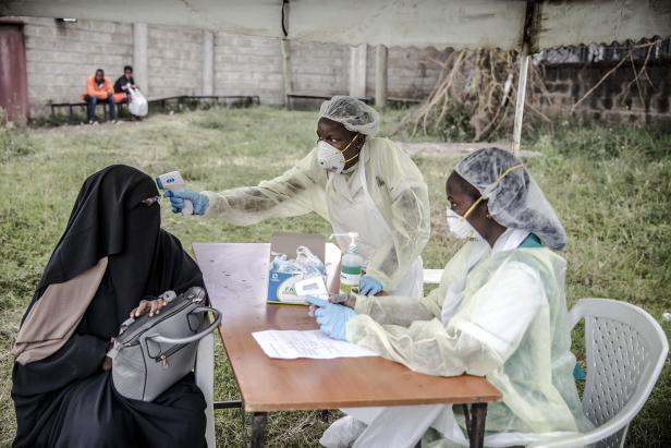 Kenia: Gesundheitspersonal misst die Temperatur eines Besuchers am Eingang des Mbagathi-Krankenhauses in Nairobi. Kenia: Gesundheitspersonal misst die Temperatur eines Besuchers am Eingang des Mbagathi-Krankenhauses in Nairobi.