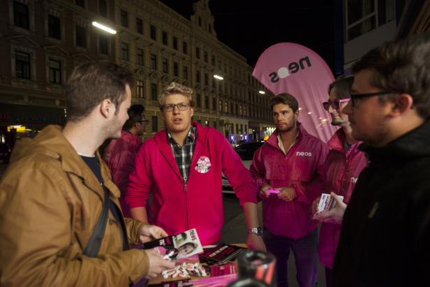profil-Redakteur Jakob Winter (links) bei den NEOS: "Mehr Freiraum für spontane Partys in Wien"