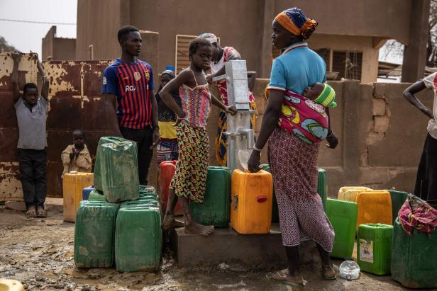 Binnenvertriebene aus Nordburkina Faso an der Wasserpumpe in Kaya. Binnenvertriebene aus Nordburkina Faso an der Wasserpumpe in Kaya.