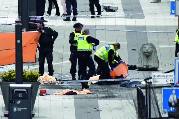 STOCKHOLM: Ein usbekischer IS-Terrorist tötet mit einem LKW fünf Menschen. STOCKHOLM: Ein usbekischer IS-Terrorist tötet mit einem LKW fünf Menschen.