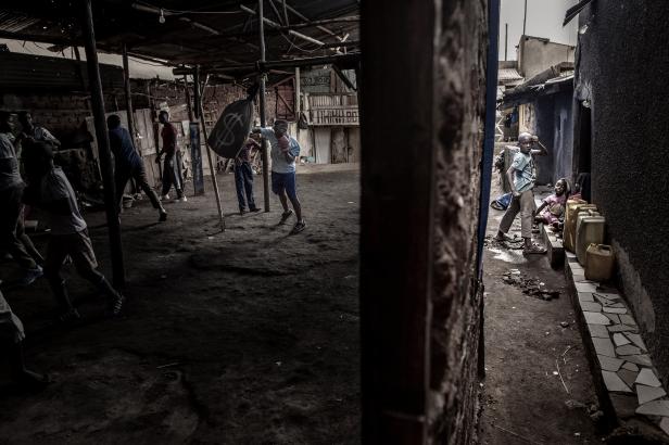 Gewinner in der Kategorie "Sports - Singles": "Boxing in Katanga". Das Bild zeigt den Boxer Moreen Ajambo (30) beim Training in Katanga, einem Slum in Ugandas Hauptstadt Kampala.
