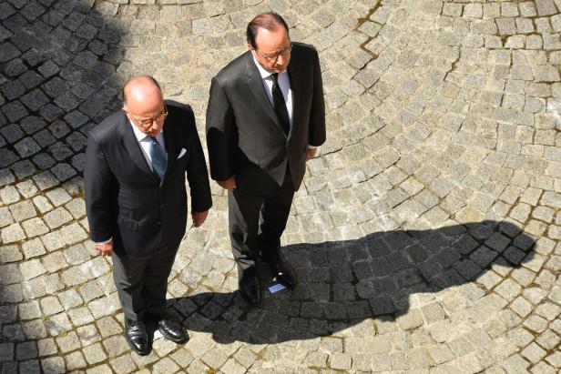 Der französische Präsident François Hollande und der Innenminister Bernard Cazeneuve hielten zur Schweigeminute in Paris inne. Der französische Präsident François Hollande und der Innenminister Bernard Cazeneuve hielten zur Schweigeminute in Paris inne.
