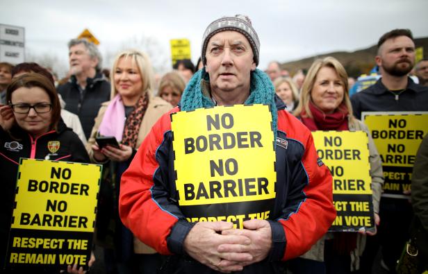 Proteste gegen eine Grenze zwischen Nordirland und Irland. Nordirland hat - wie Schottland - mehrheitlich gegen den Brexit gestimmt. Proteste gegen eine Grenze zwischen Nordirland und Irland. Nordirland hat - wie Schottland - mehrheitlich gegen den Brexit gestimmt.
