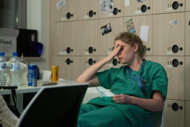 Das Bild zeigt Mathilde Dumont, eine 27-jährige Krankenschwester, während ihrer Nachtschicht auf der Intensivstation exklusiv für COVID-19-Patienten im Ixelles-Krankenhaus in Brüssel. Das Bild zeigt Mathilde Dumont, eine 27-jährige Krankenschwester, während ihrer Nachtschicht auf der Intensivstation exklusiv für COVID-19-Patienten im Ixelles-Krankenhaus in Brüssel.