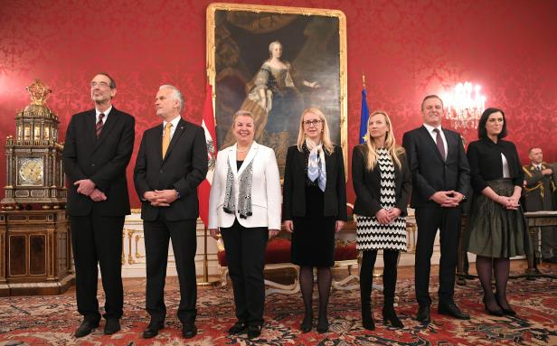 Bildungsminister Heinz Faßmann (ÖVP), Justizminister Josef Moser (ÖVP), Sozialministerin Beate Hartinger (FPÖ), Wirtschaftsministerin Margarete Schrambšck (ÖVP), Frauenministerin Juliane Bogner-Strauß (ÖVP), Verteidigungsminister Mario Kunasek (FPÖ) und U