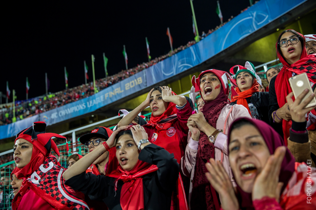 Gewinner in der Kategorie "Sports - Stories": "Crying for Freedom". Die Bilderstrecke zeigt iranische Frauen als Zuseherinnen bei Fußballspielen. Nach Intervention von FIFA-Präsident Infantion wurde letztes Jahr erstmals ausgewählten Gruppen von Frauen de