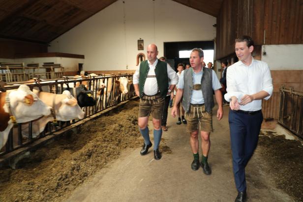 Sebastian Kurz besucht einen Landwirt in der Gemeinde Wals-Siezenheim