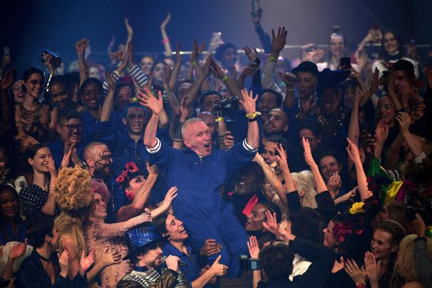 Der französische Designer Jean Paul Gaultier (C) feiert am Ende seiner Modenschau der Haute Couture-Kollektion für Damen im Frühjahr/Sommer 2020 mit Models eine typisch spektakuläre Show in Paris. Der Einzelgänger-Schöpfer verblüffte die Fans, als er ankü Der französische Designer Jean Paul Gaultier (C) feiert am Ende seiner Modenschau der Haute Couture-Kollektion für Damen im Frühjahr/Sommer 2020 mit Models eine typisch spektakuläre Show in Paris. Der Einzelgänger-Schöpfer verblüffte die Fans, als er ankü