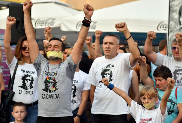 Davor Dragicevic (beide Arme in der Luft) Mitte Juli beim Protest von "Gerechtigkeit für David" in Banja Luka Davor Dragicevic (beide Arme in der Luft) Mitte Juli beim Protest von "Gerechtigkeit für David" in Banja Luka