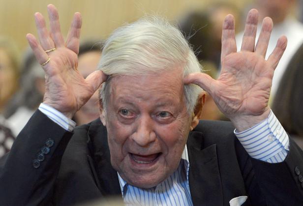 Helmut Schmidt scherzt mir Schülern der nach seiner Frau benannten Loki-Schmidt-Schule.