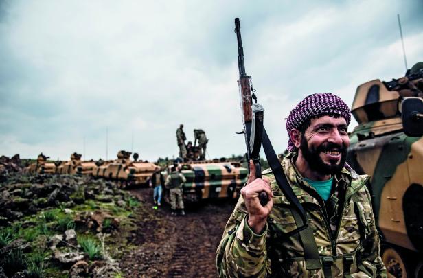 Türkische Truppen bei einer Invasion im syrischen Distrikt Afrîn. Türkische Truppen bei einer Invasion im syrischen Distrikt Afrîn.