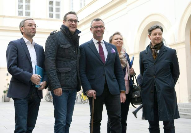 Das FPÖ-Verhandlungsteam (v.l.) Herbert Kickl, Parteichef Heinz Christan Strache, Norbert Hofer, Anneliese Kitzmüller und Norbert Nemeth im Rahmen der ersten Runde von Koalitionsverhandlungen zwischen ÖVP und FPÖ am Mittwoch, 25. Oktober 2017, in Wien.