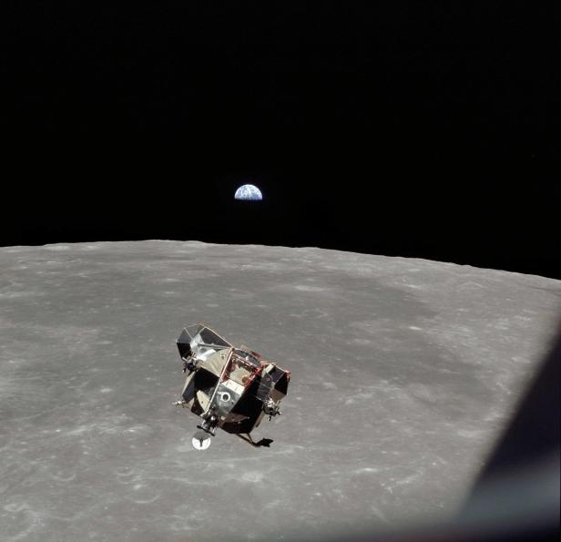 Der Erdaufgang (Blick von Apollo-11). Alle Astronauten waren vom Anblick der fragil aussehenden Erde überwältigt. Der Erdaufgang (Blick von Apollo-11). Alle Astronauten waren vom Anblick der fragil aussehenden Erde überwältigt.